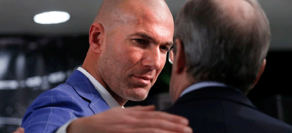 Florentino charla con Zidane el día de su presentación