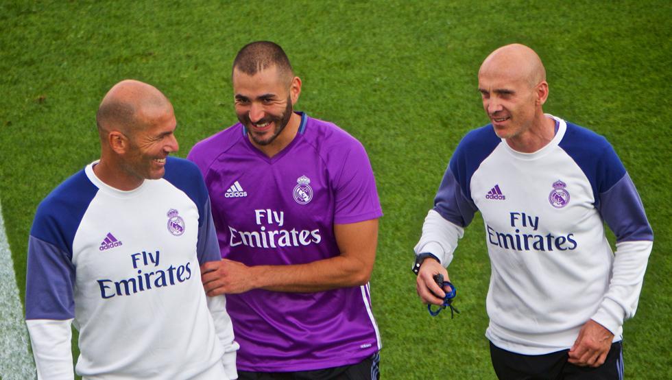 Benzema charla y ríe con Zidane en un entrenamiento