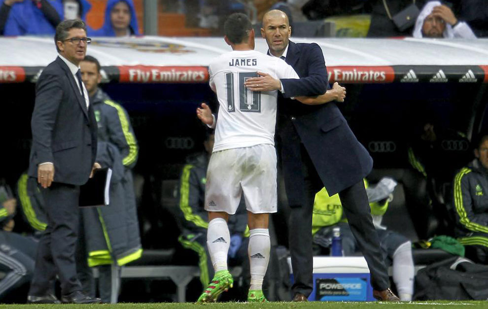 Zidane abraza a James en el banquillo