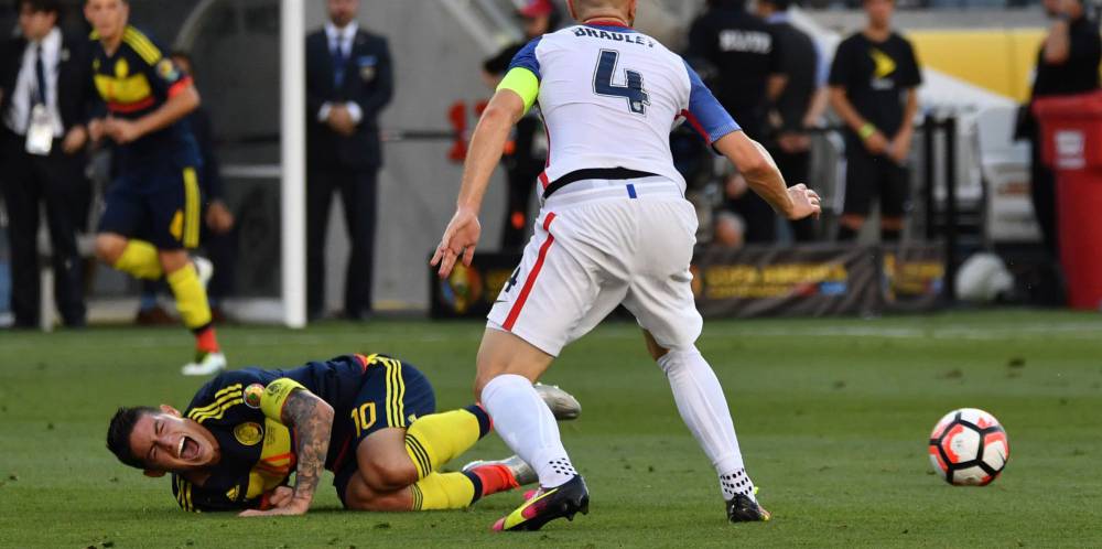 James Rodríguez se duele de su hombro en el suelo