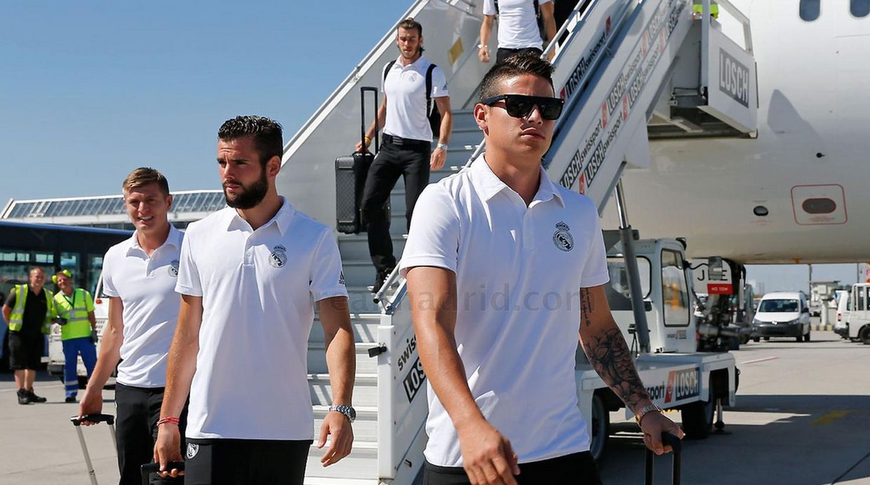 Jugadores del Madrid bajando del avión
