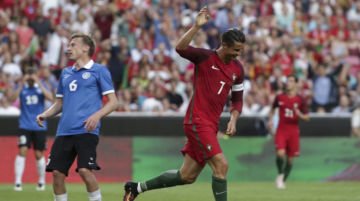Cristiano celebra uno de sus goles ante Estonia