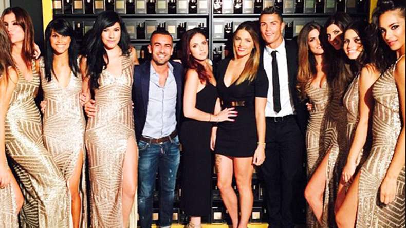 Cristiano Ronaldo posa con varias mujeres en un acto publicitario