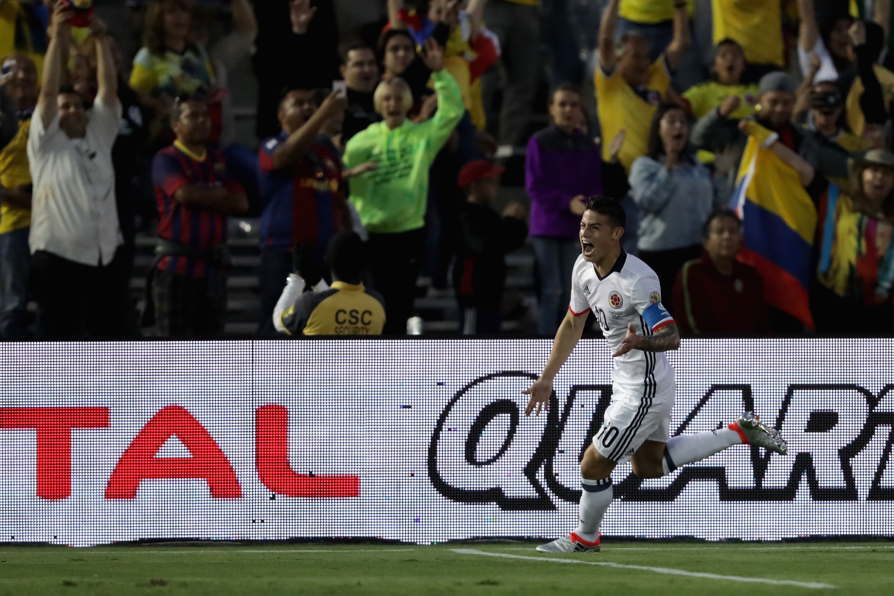 James celebrando uno de sus goles en la Copa América