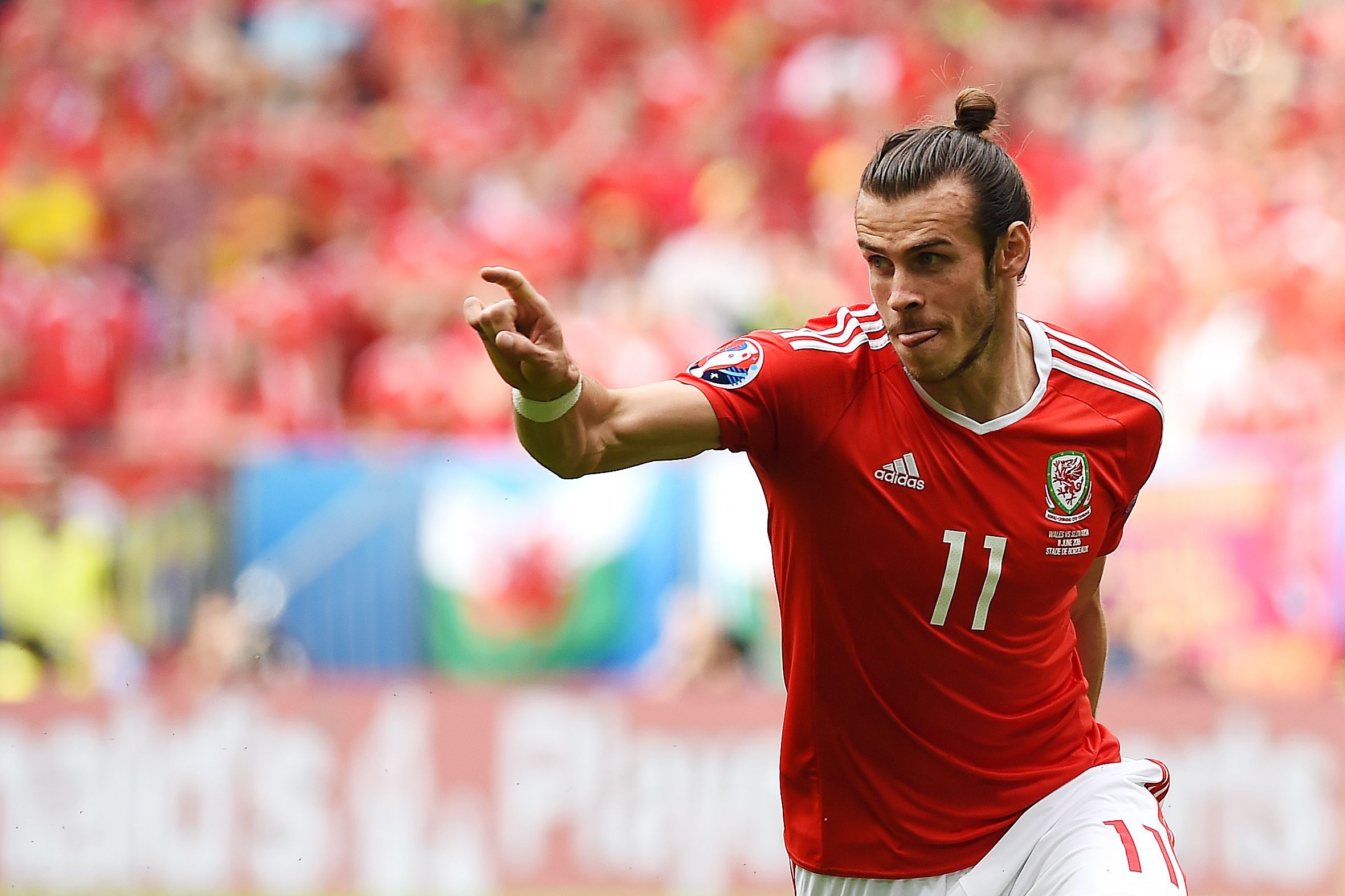 Bale le rompió sin querer la nariz a un aficionado