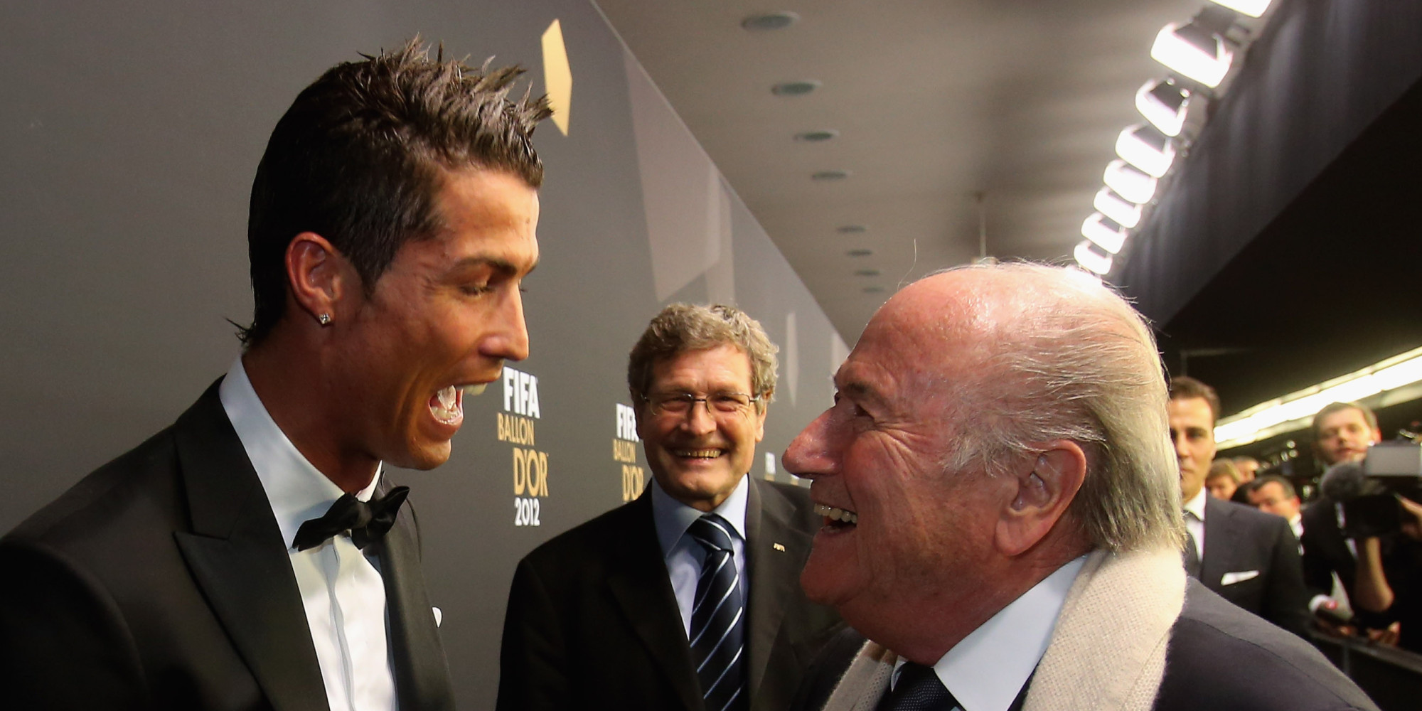 Joseph Blater bromea con Cristiano Ronaldo en 2012