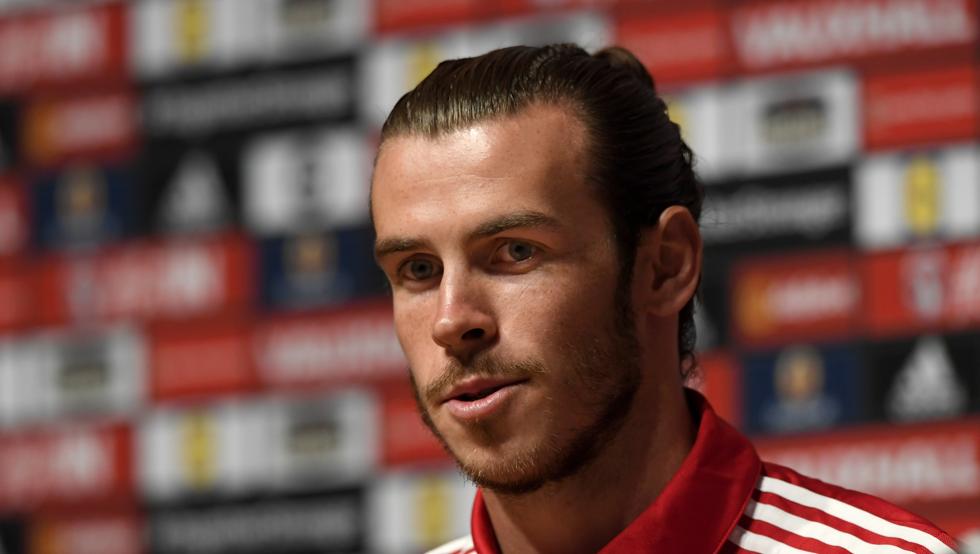 Bale habla en una rueda de prensa de la selección de Gales