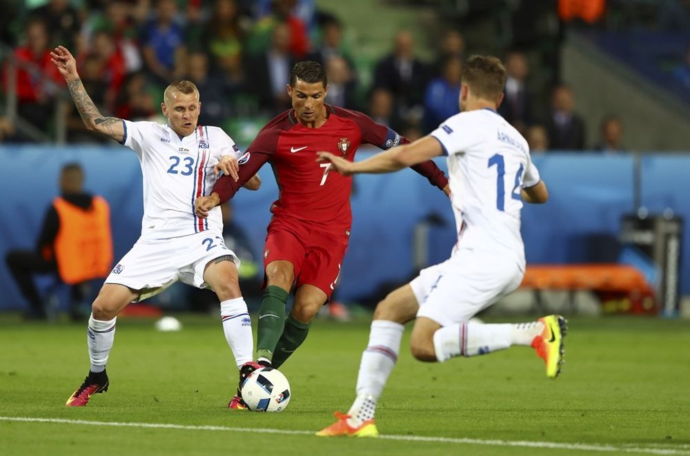 Cristiano Ronaldo en un lance del partido ante Islandia