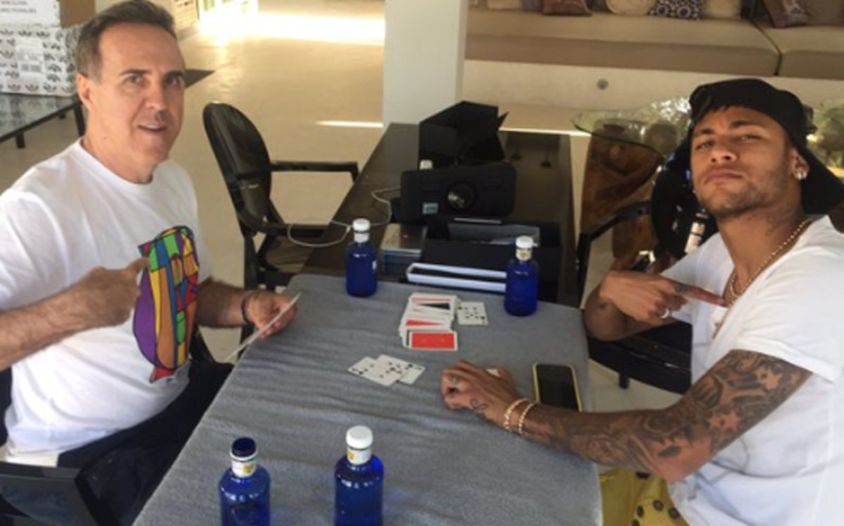 Ribeiro juega a las cartas con Neymar