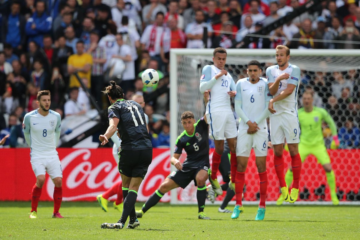Bale ejecutó así su falta ante la selección inglesa