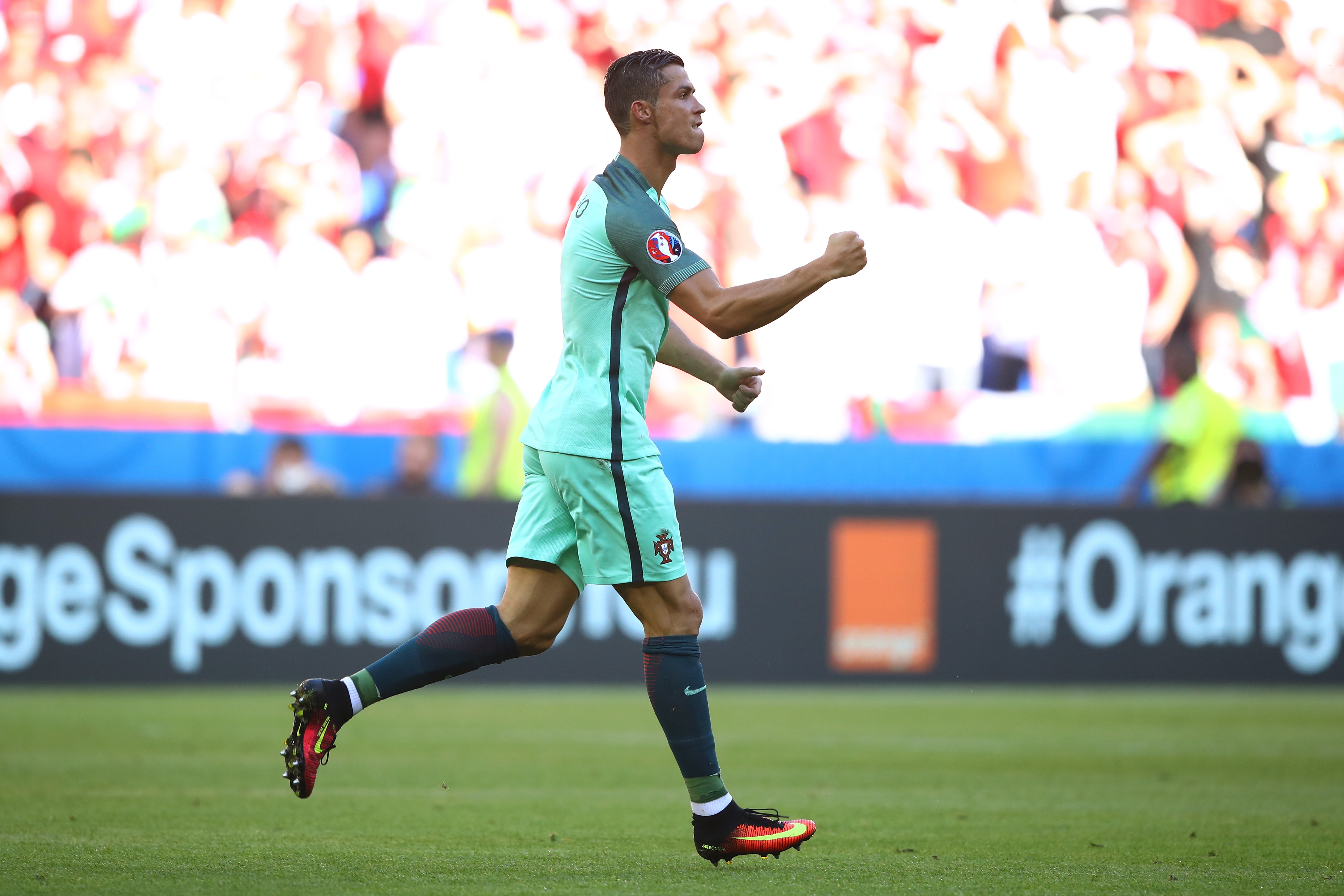 Cristiano celebra un gol contra Hungría