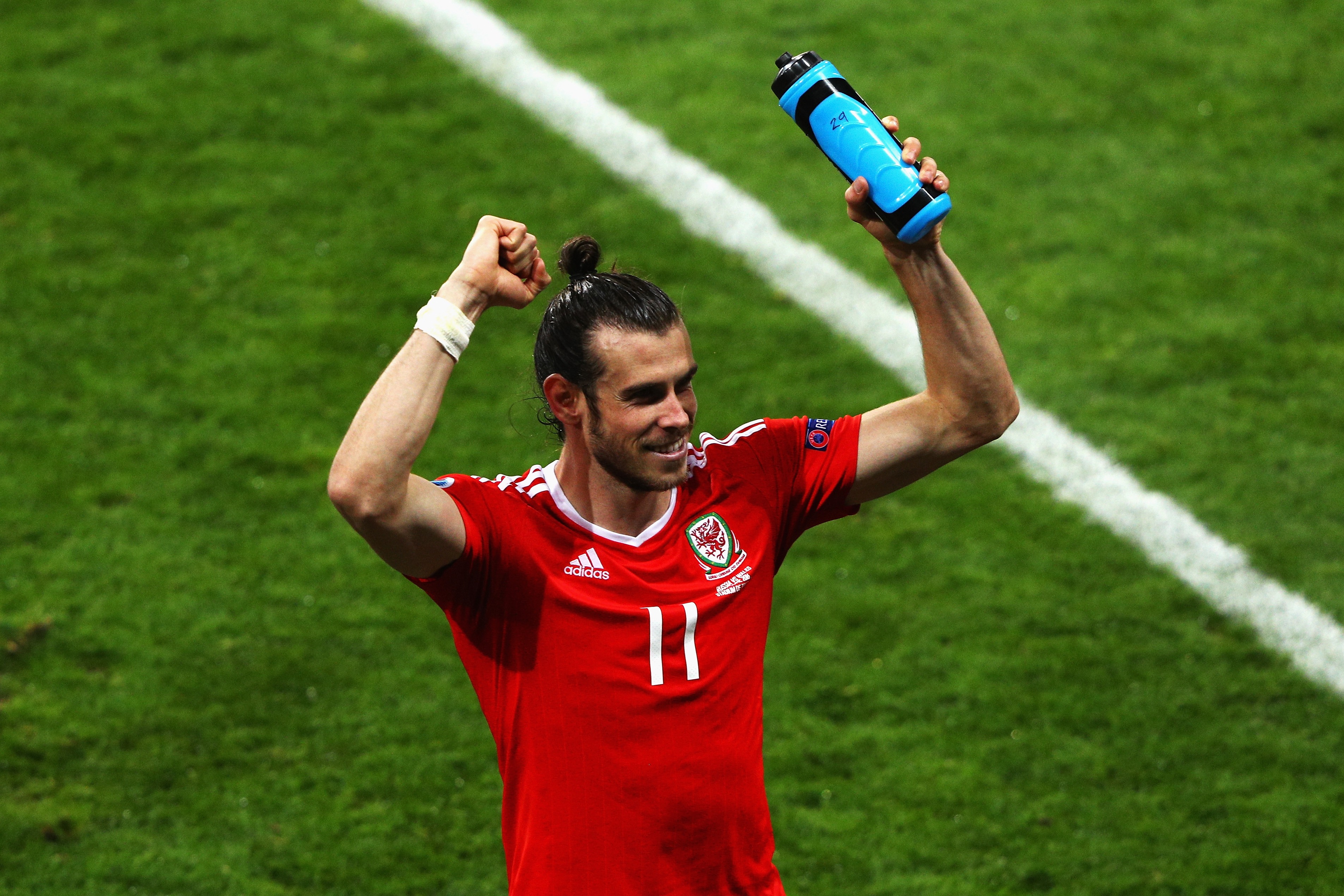 Bale celebra la victoria ante Rusia