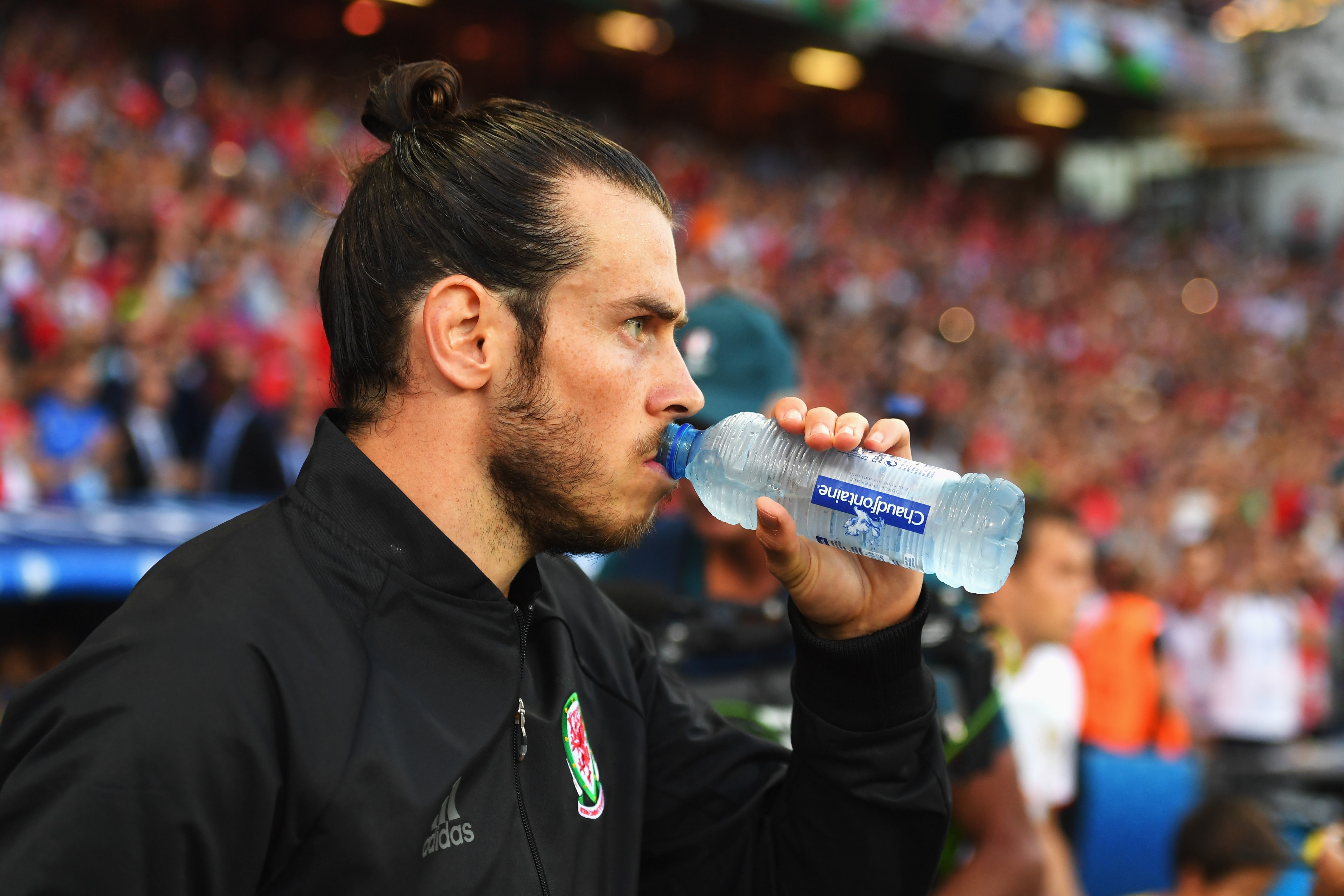 Bale bebe agua antes del partido contra Rusia