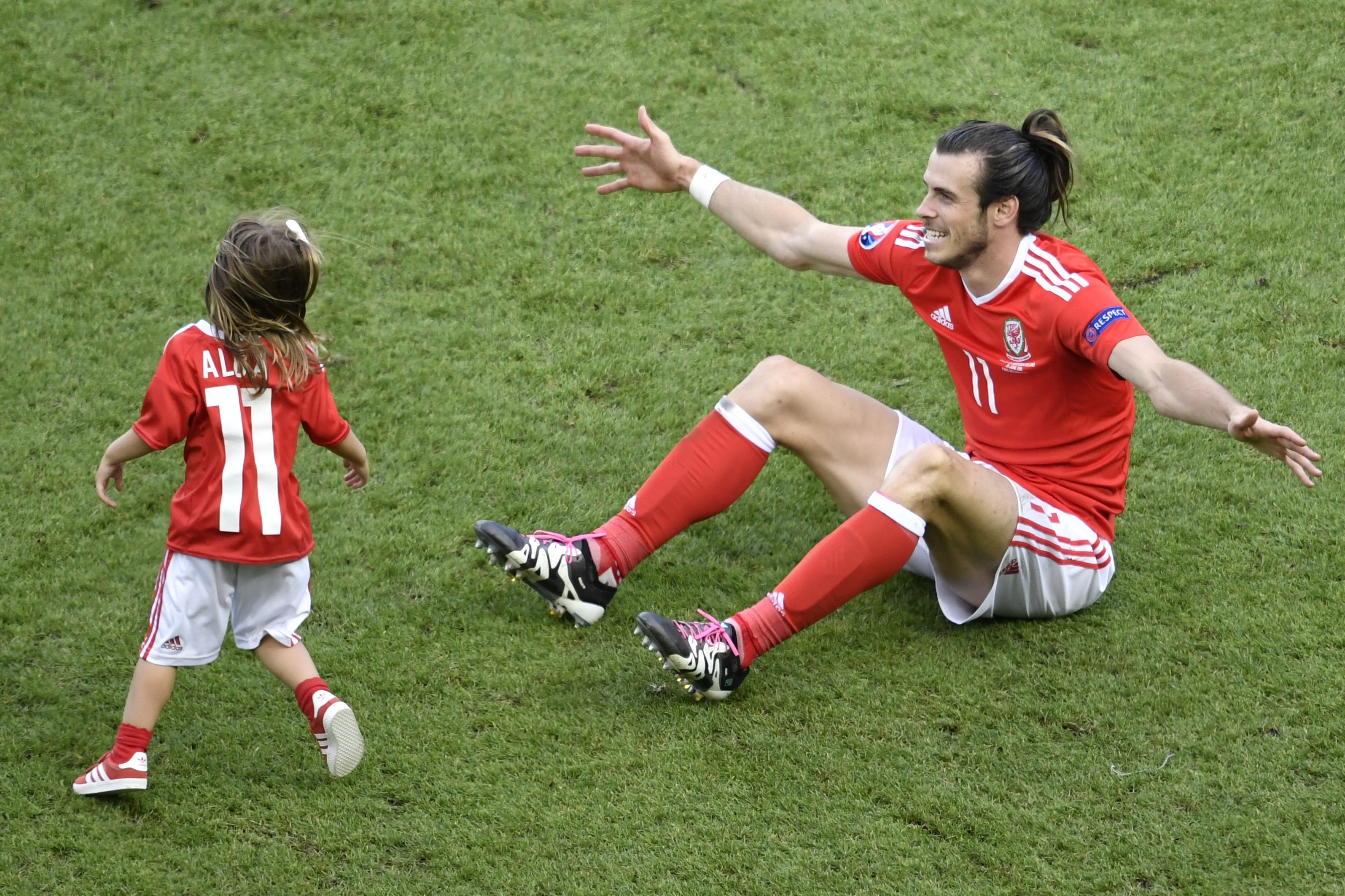 Bale juega con su hija Alba