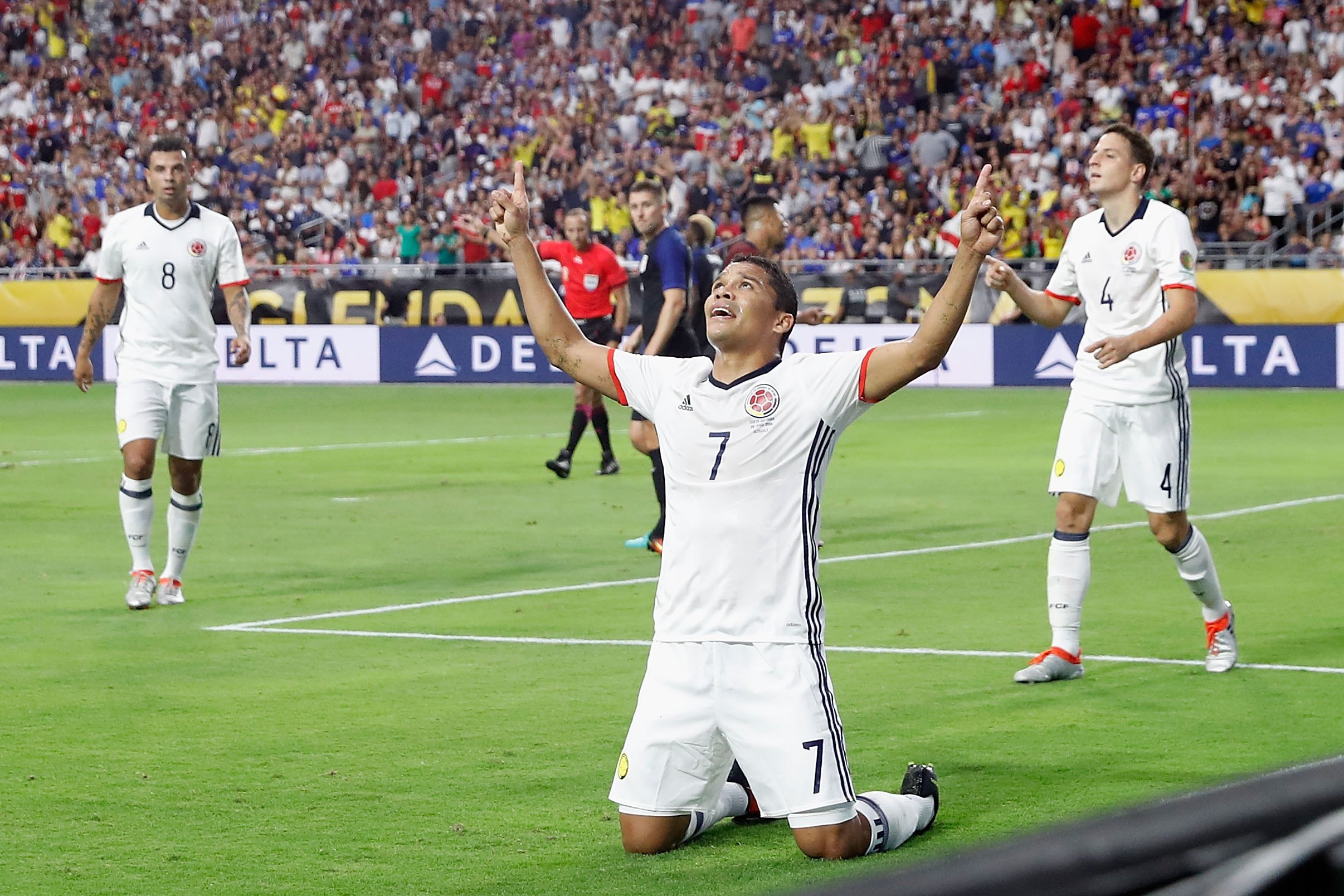 Bacca celebra un gol en la Copa América