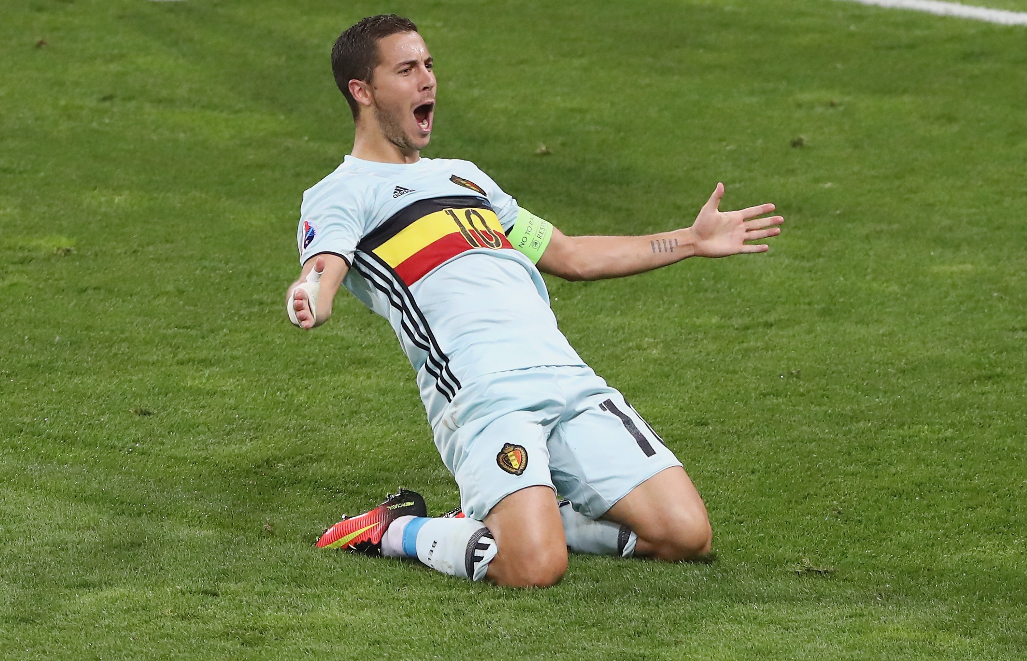 Hazard celebra un gol contra Hungría