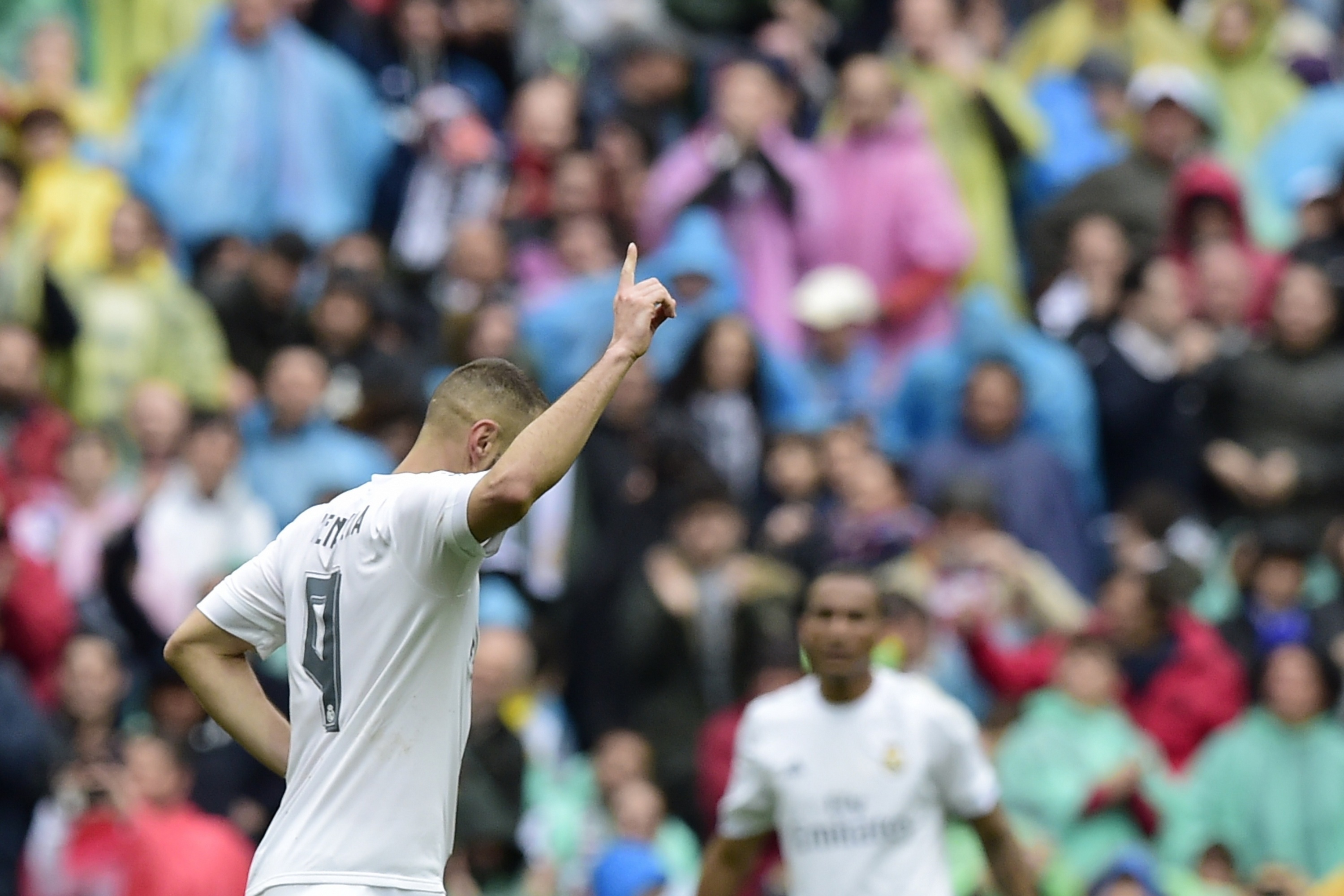 Benzema celebra un gol en el Bernabéu