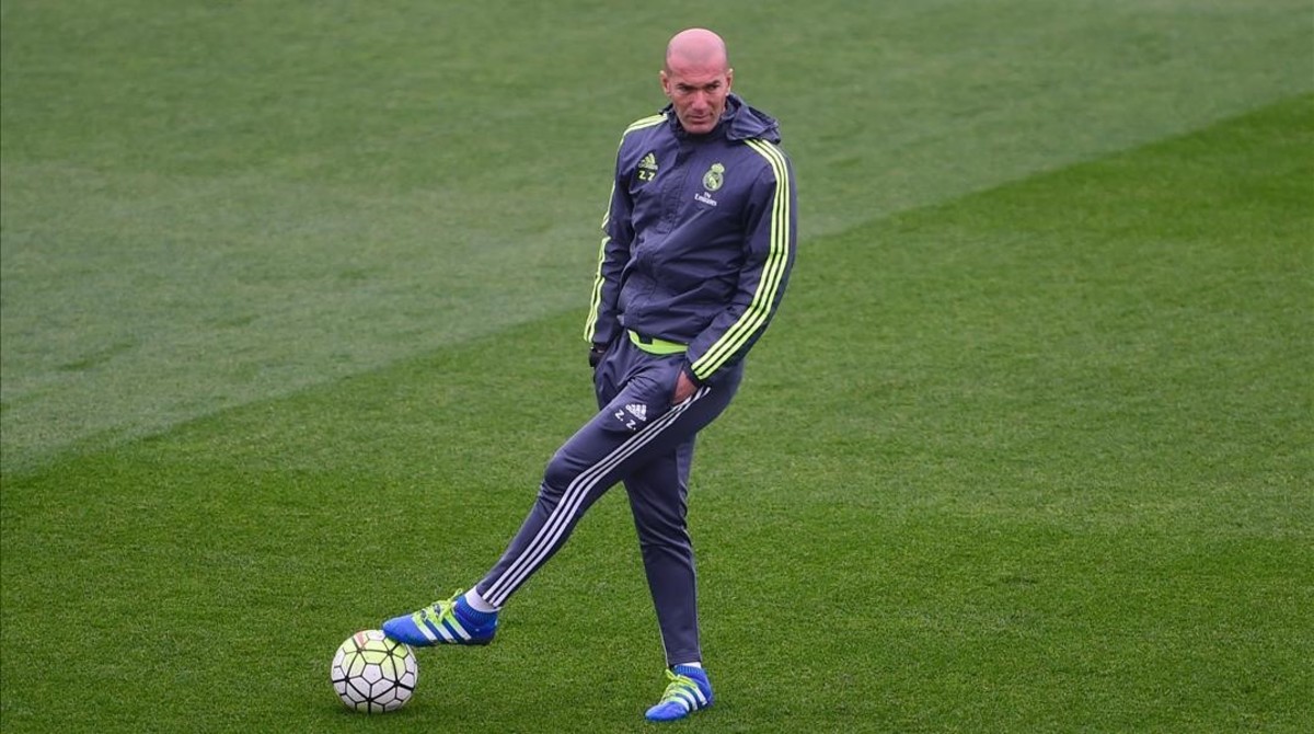 Zidane mira un entrenamiento en la pasada temporada