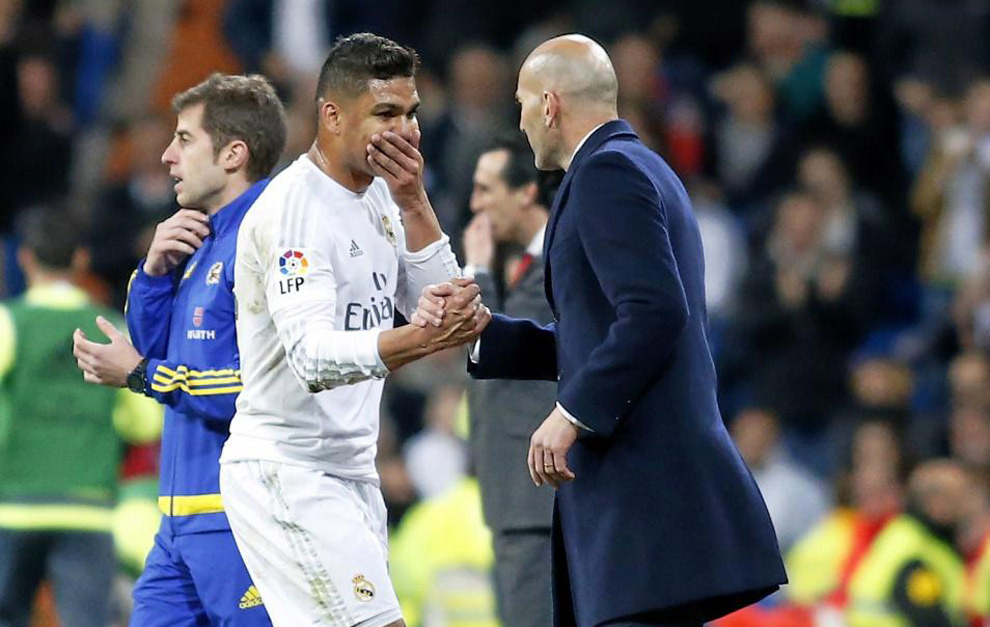 Zidane saluda a Casemiro en un partido