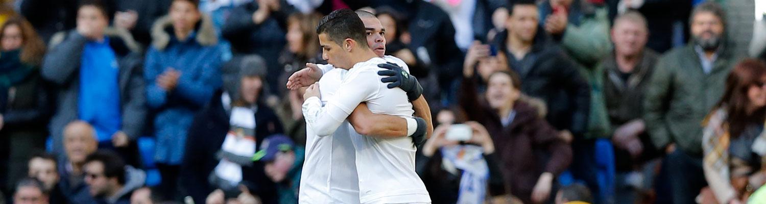 Cristiano y Pepe celebran un gol