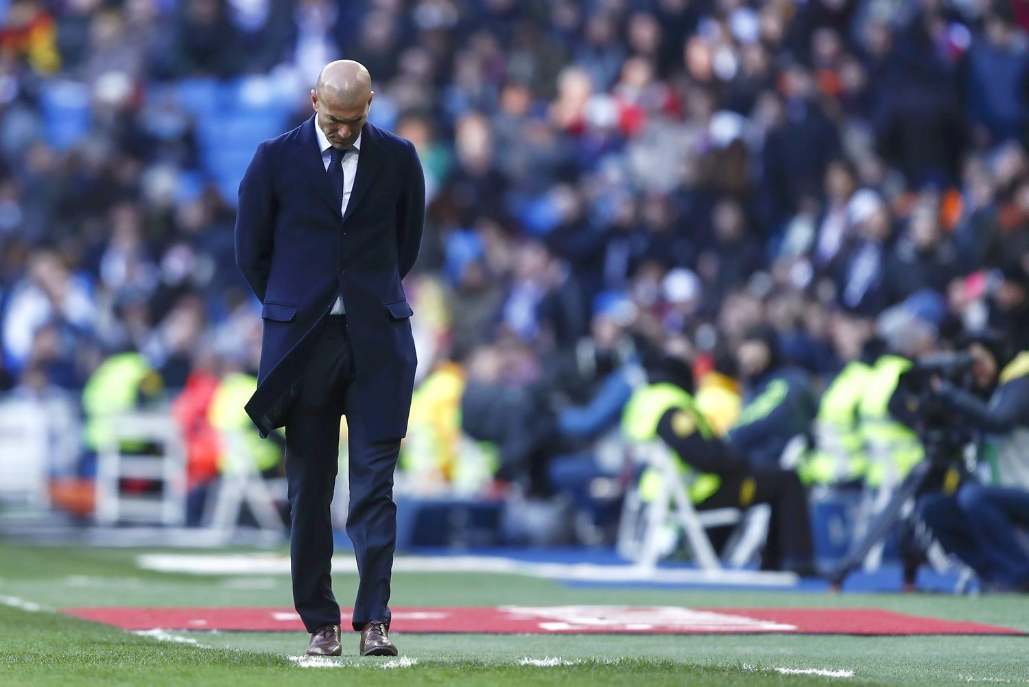 Zidane, camina, cabeza, abajo, manos, atrás