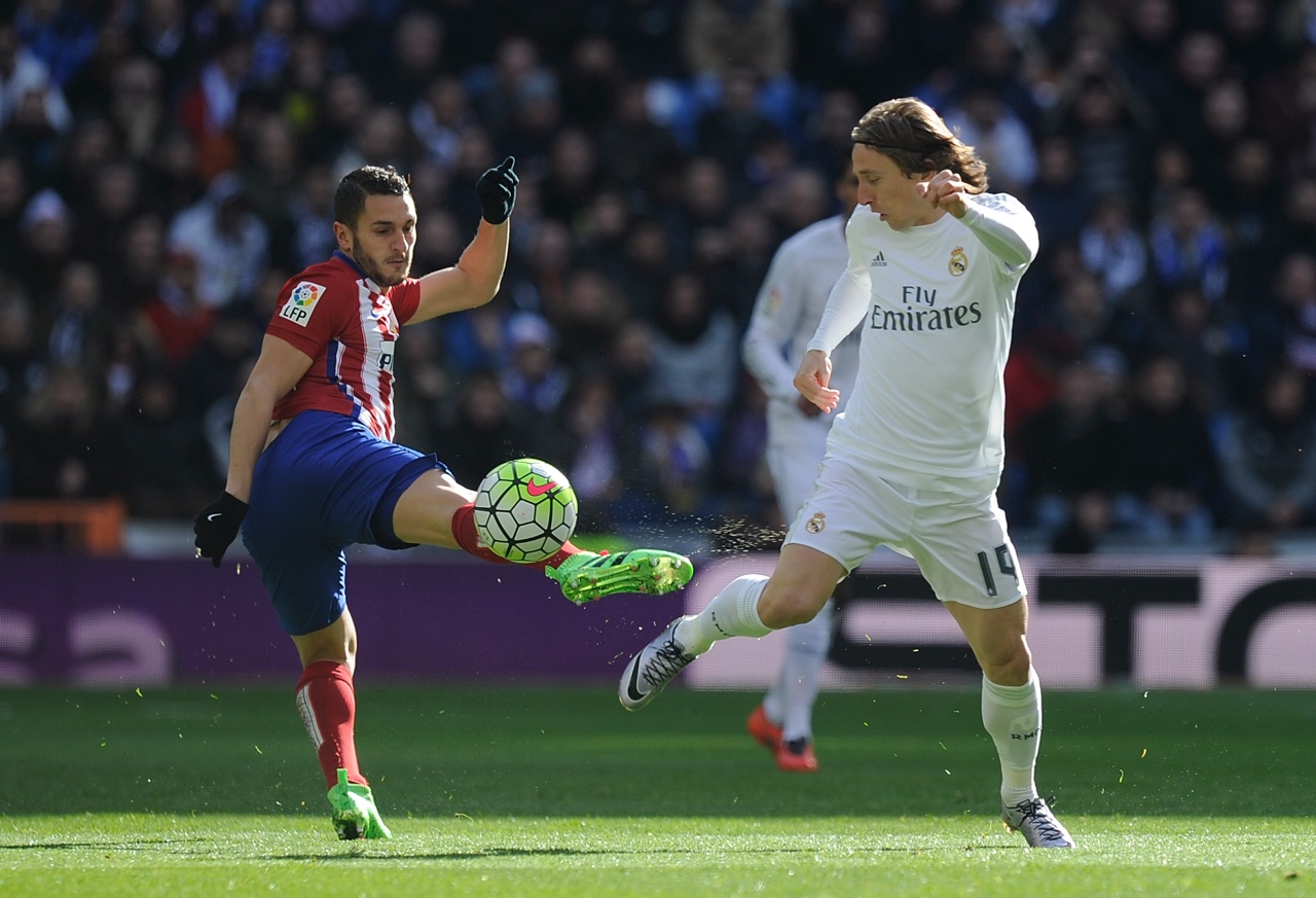 Modric controla balón partido Atlético