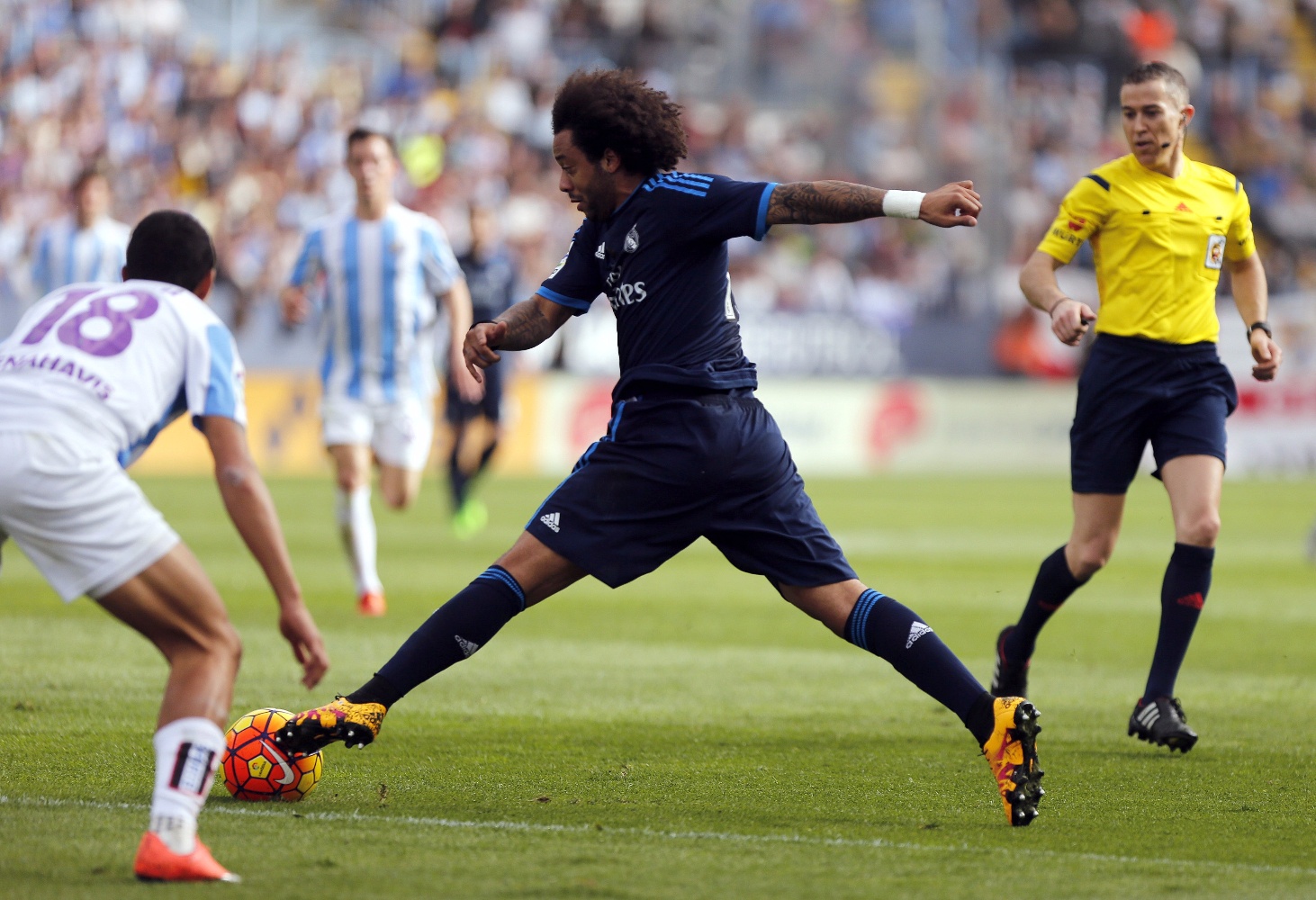 Marcelo encara a un rival contra el Málaga