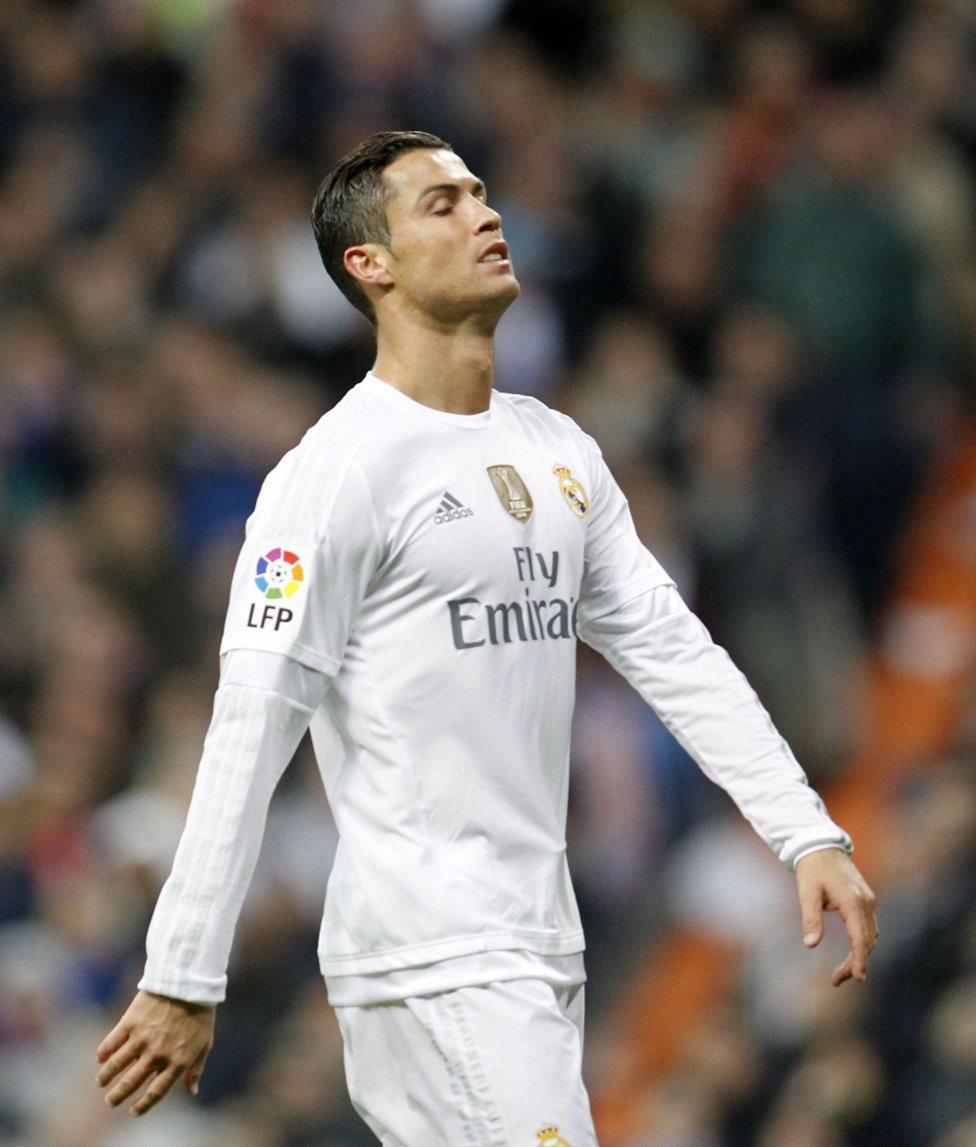 Cristiano Ronaldo, ojos cerrados, lamenta