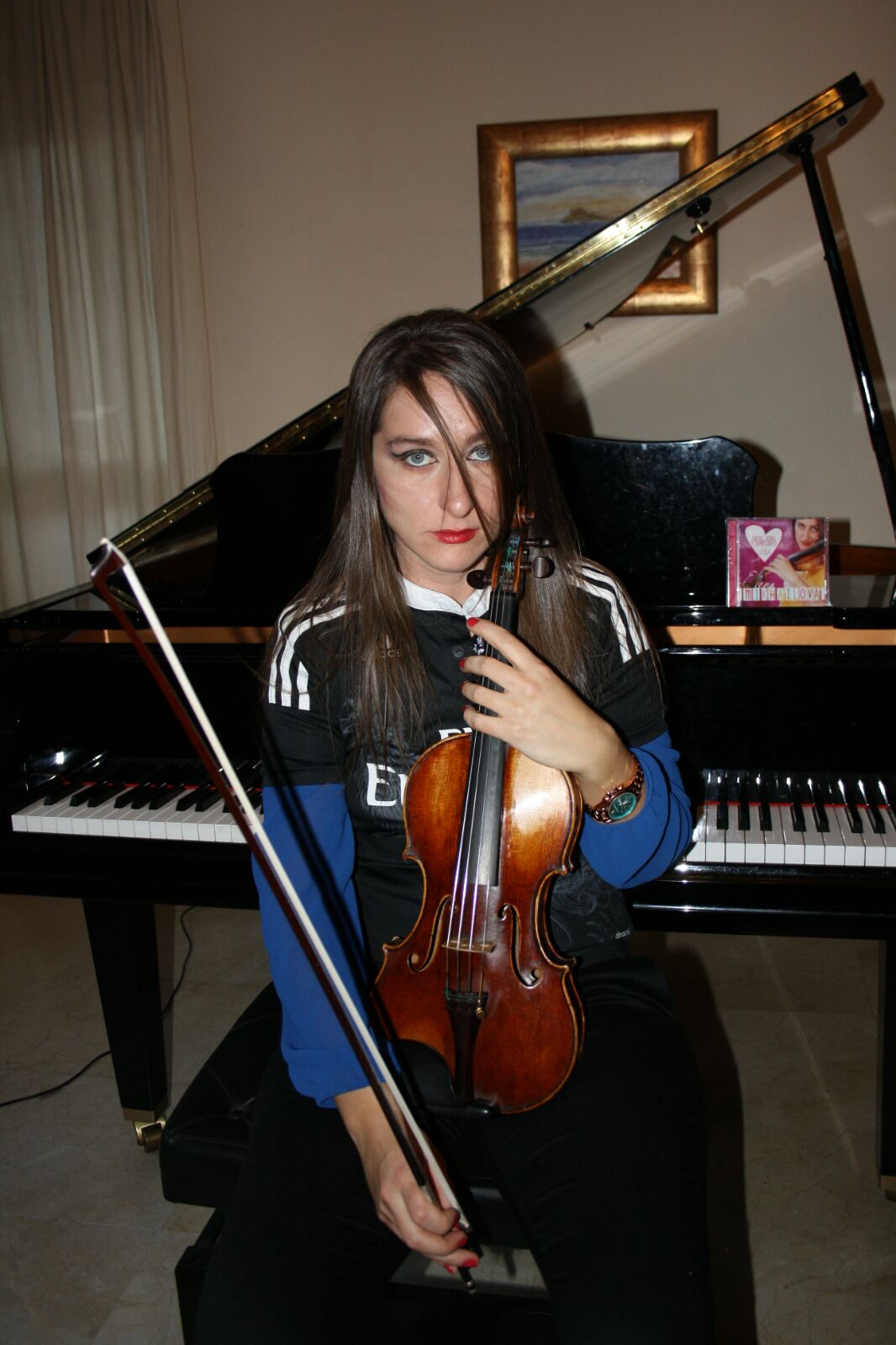 Elena Mikhailova posa con su violín