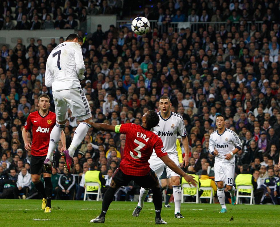 Cristiano Ronaldo salta ante Evra