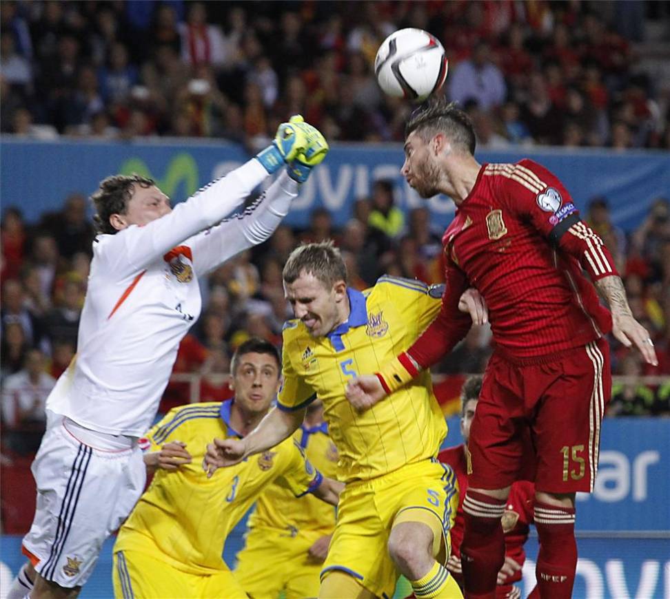 Ramos remata cabeza contra Ucrania