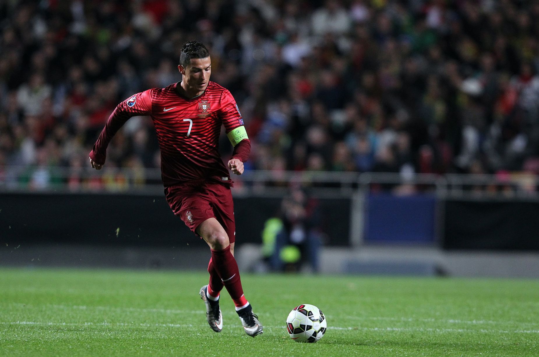 Cristiano conduce el balón con Portugal