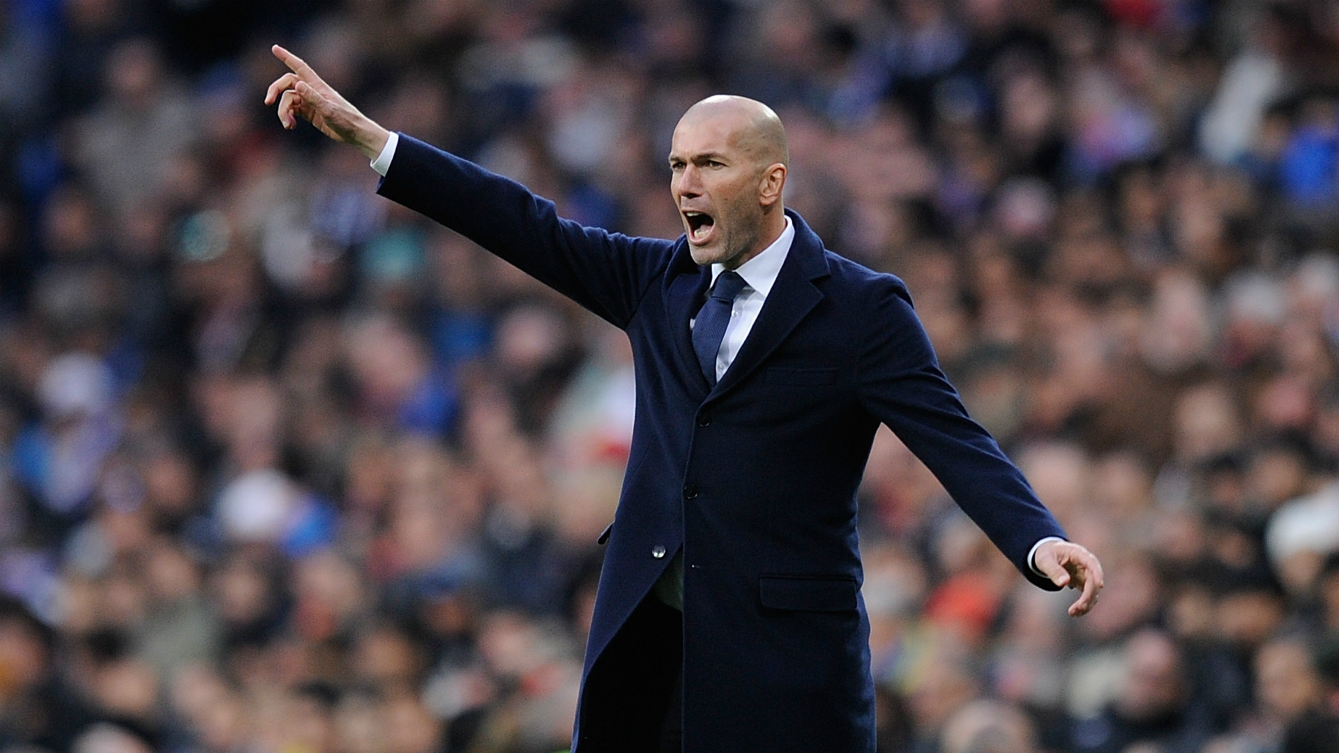 Zidane dando indicaciones en el Bernabéu