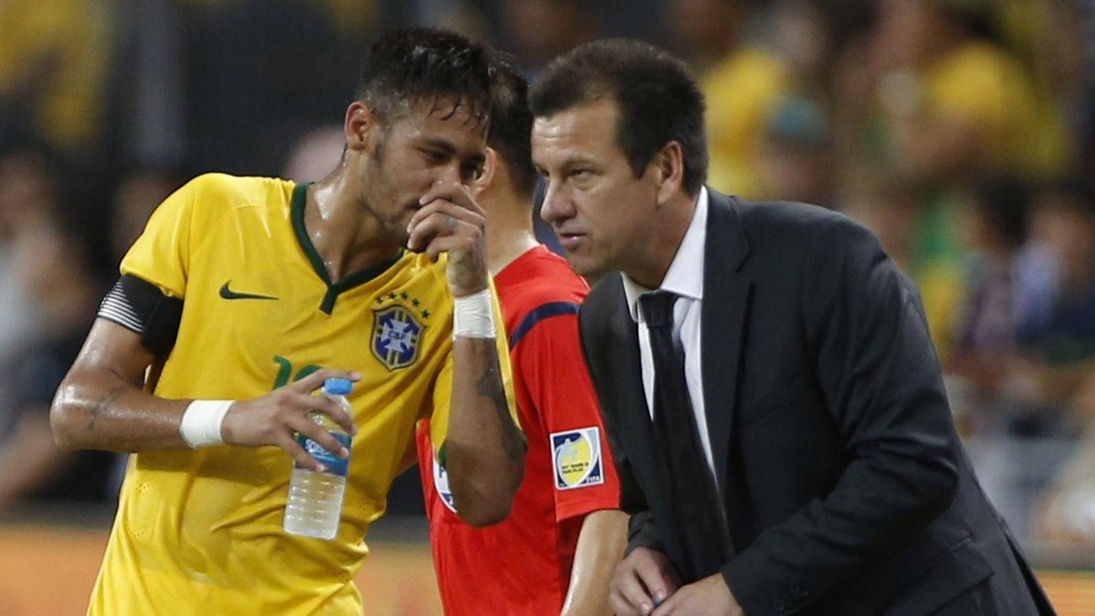 Neymar habla con Dunga