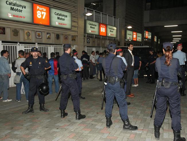 Policías, Camp Nou