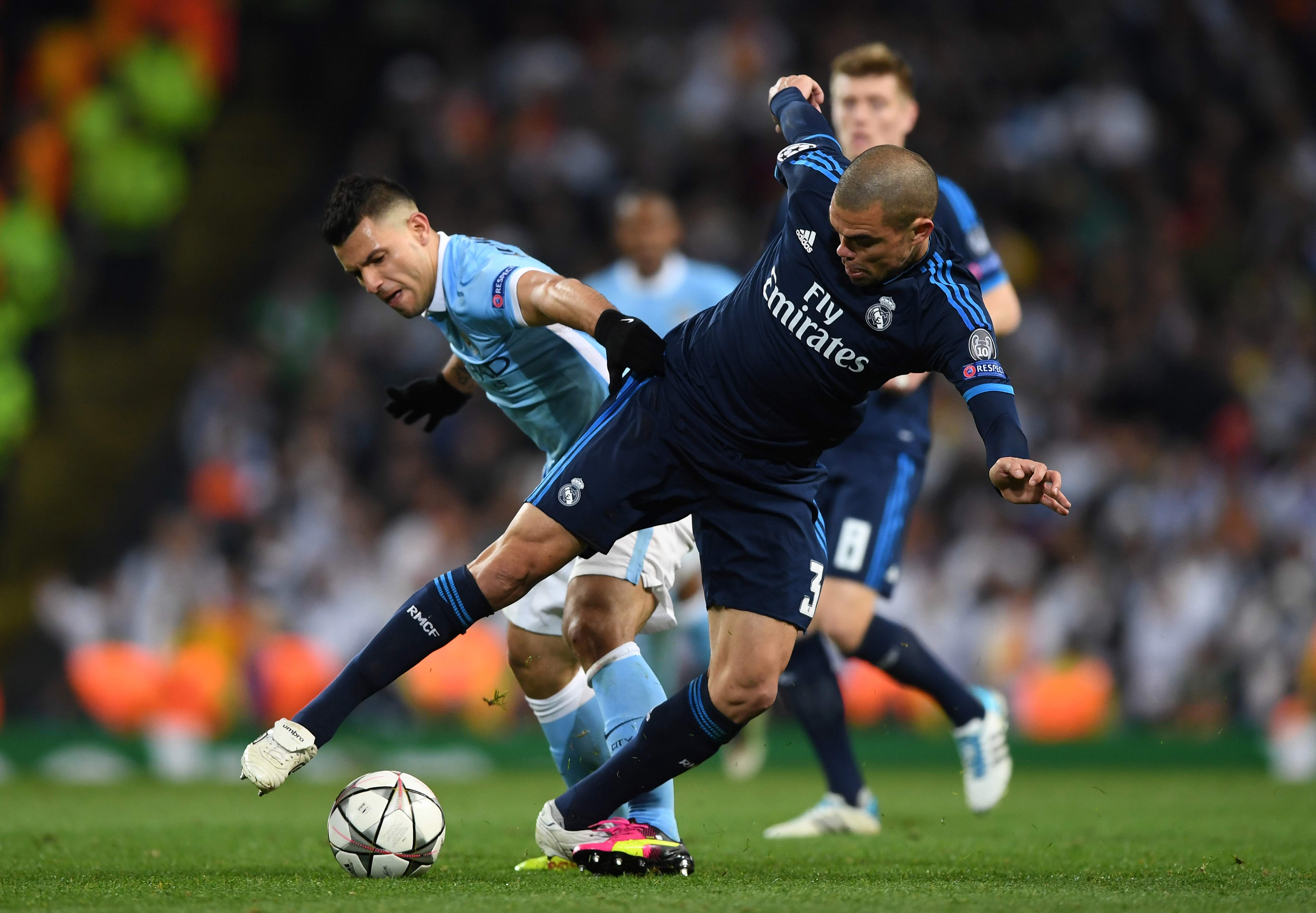 Pepe en el partido contra el Manchester City