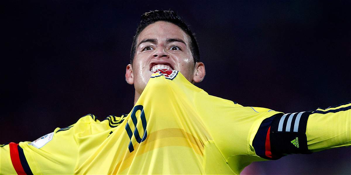 James muerde su camiseta en un partido con Colombia