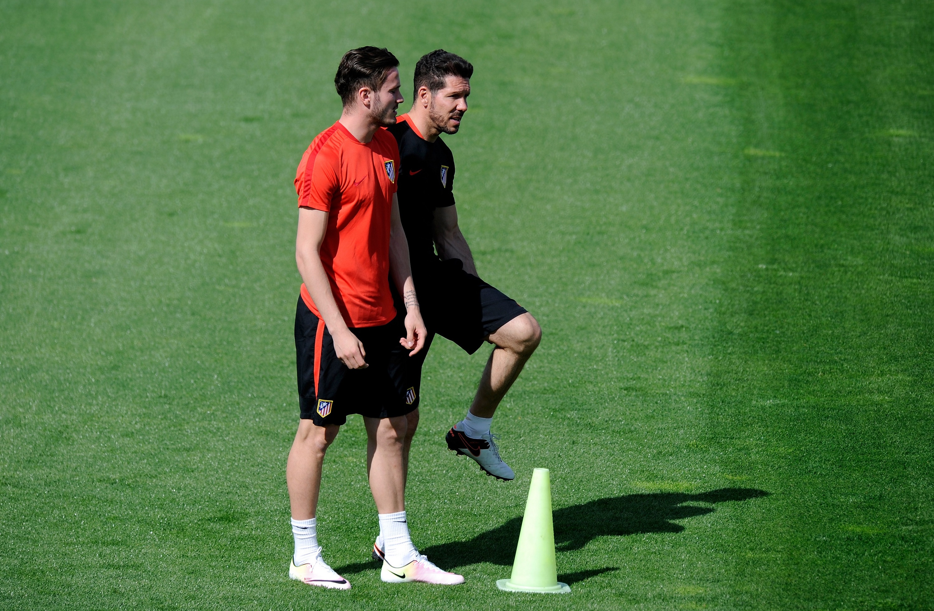 Simeone y Saúl en un entrenamiento