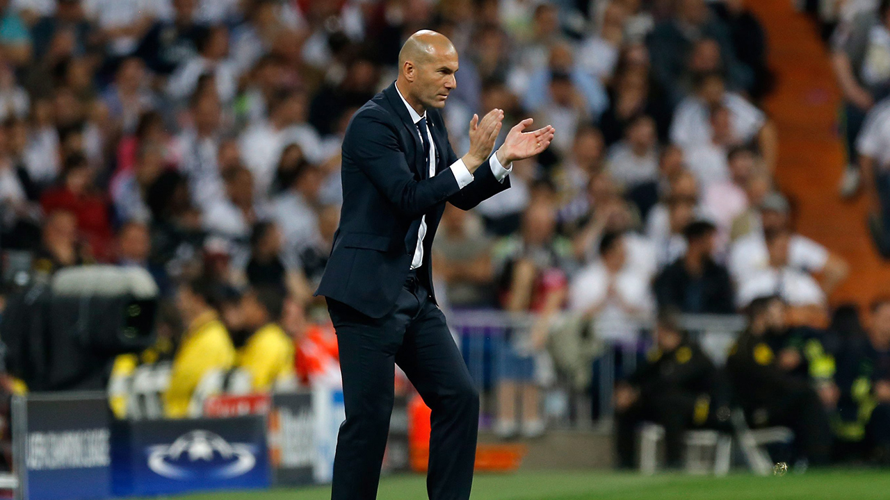 Zidane aplaude en el Santiago Bernabéu
