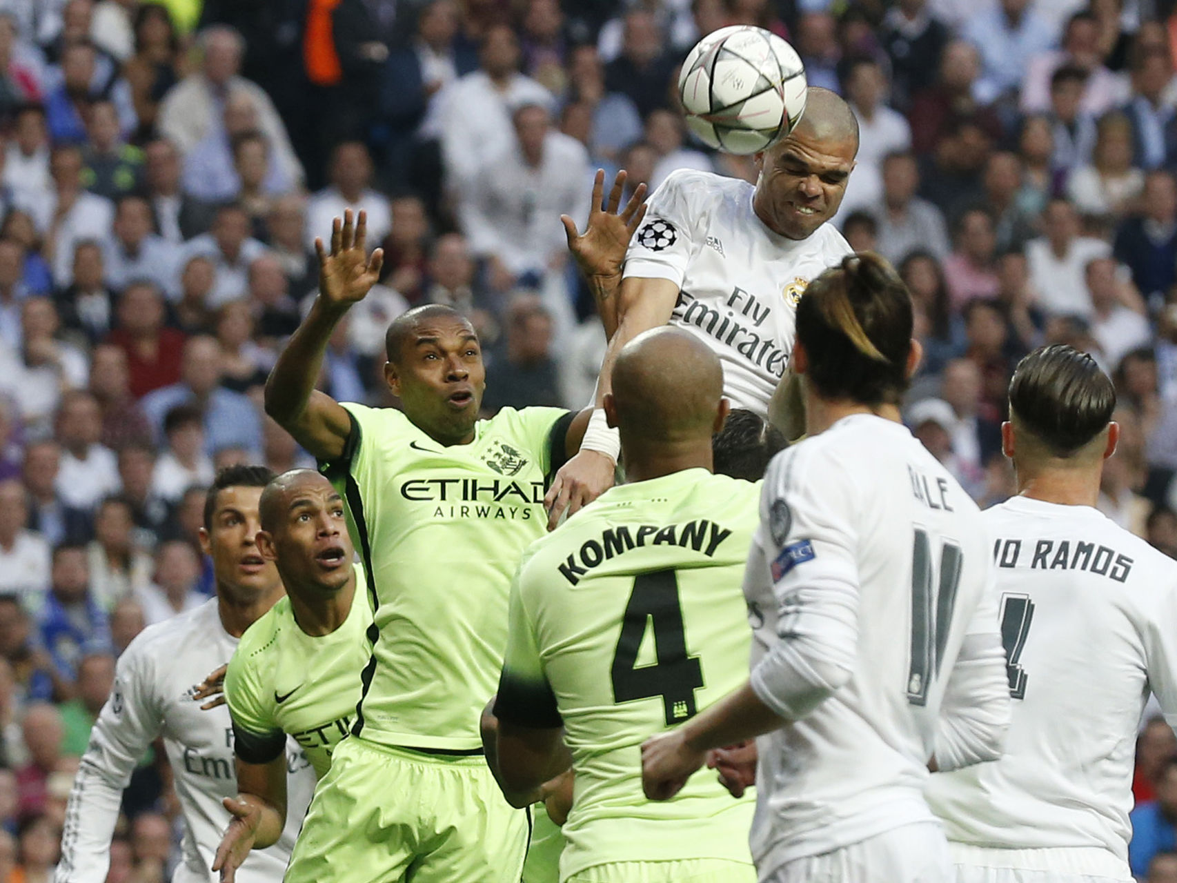 Pepe remata un balón de cabeza ante el Manchester City