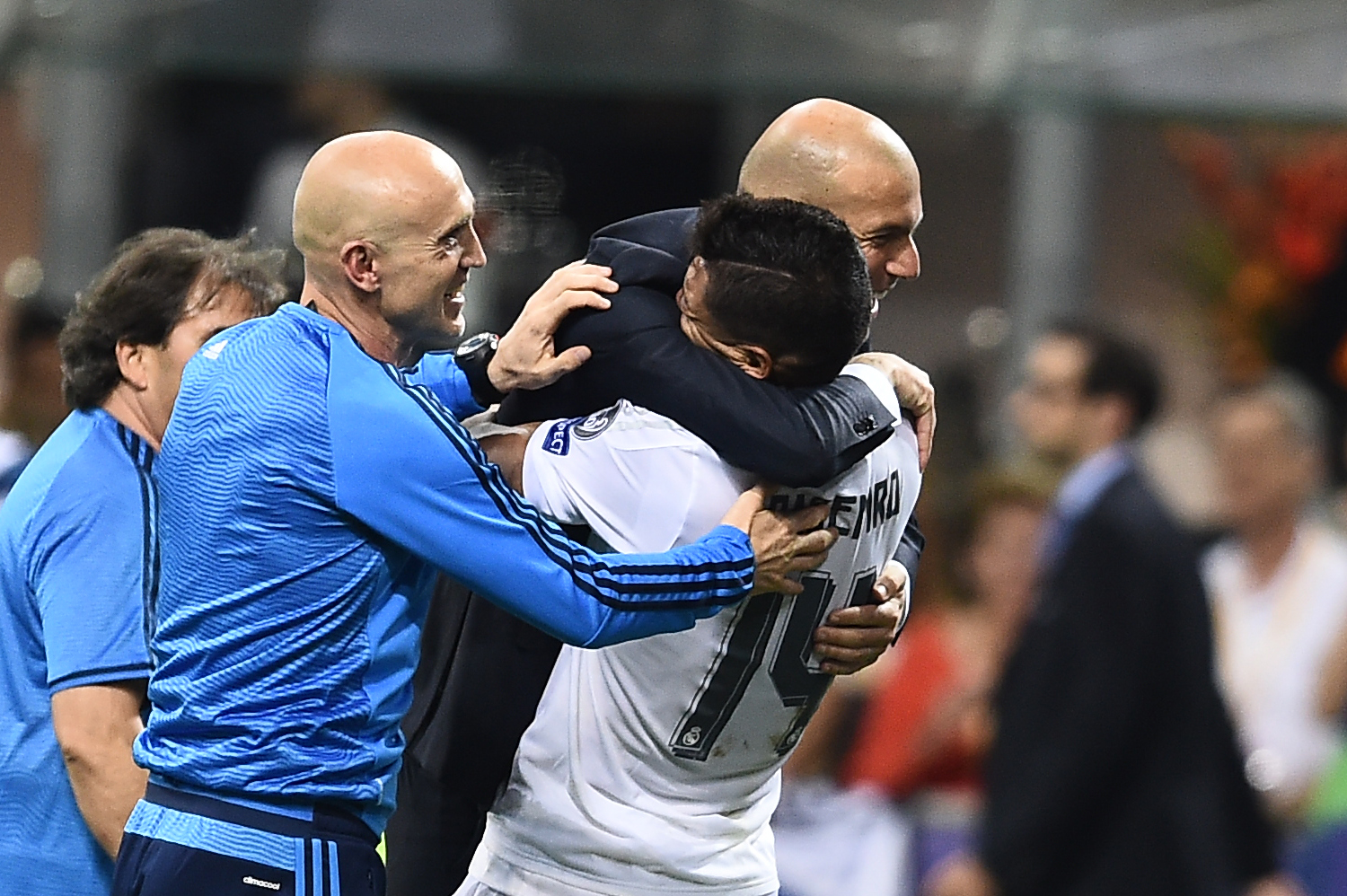 Zidane abraza a Casemiro tras al final de Milán