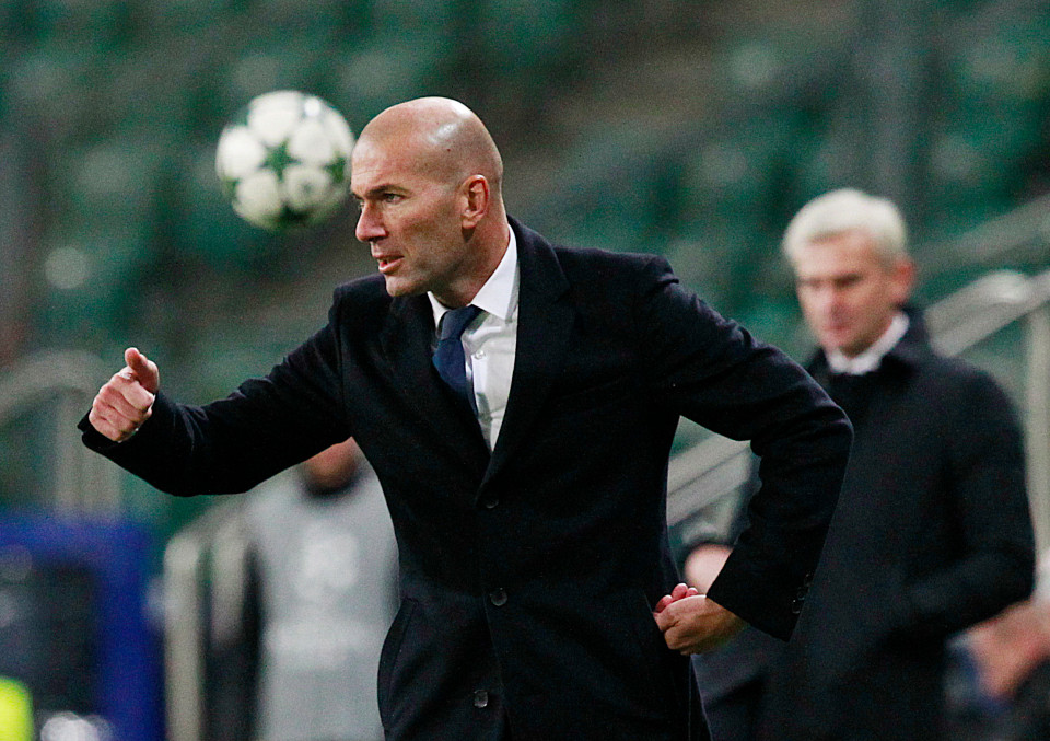 Zidane hace indicaciones en el partido de Varsovia