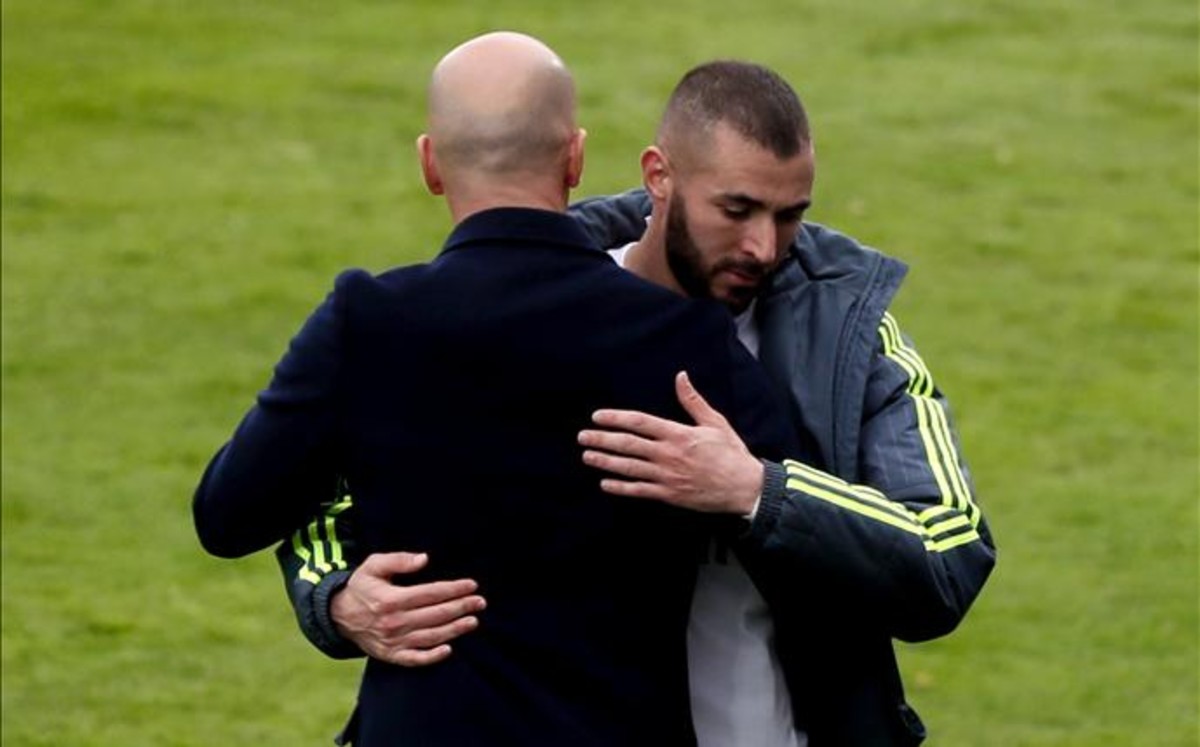 Zidane y Benzema se abrazan la temporada pasada