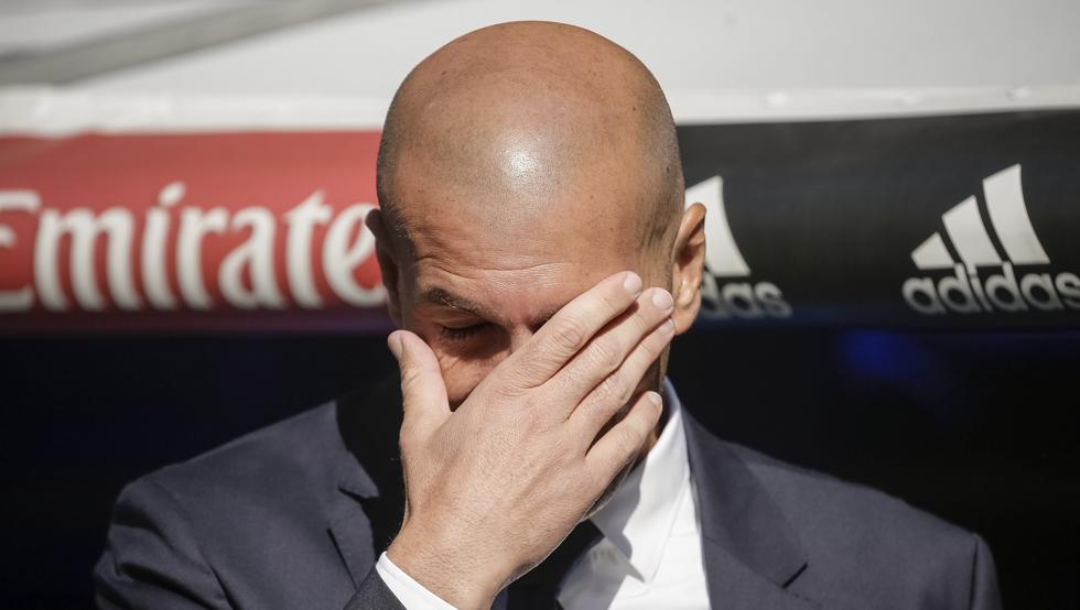 Zidane en el banquillo del Santiago Bernabéu