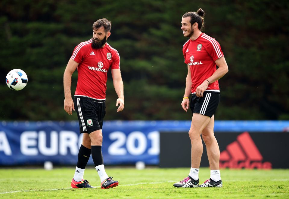 Bale en un entrenamiento con su amigo Ledley