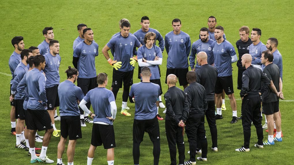 Zidane charla con la plantilla en un entrenamiento