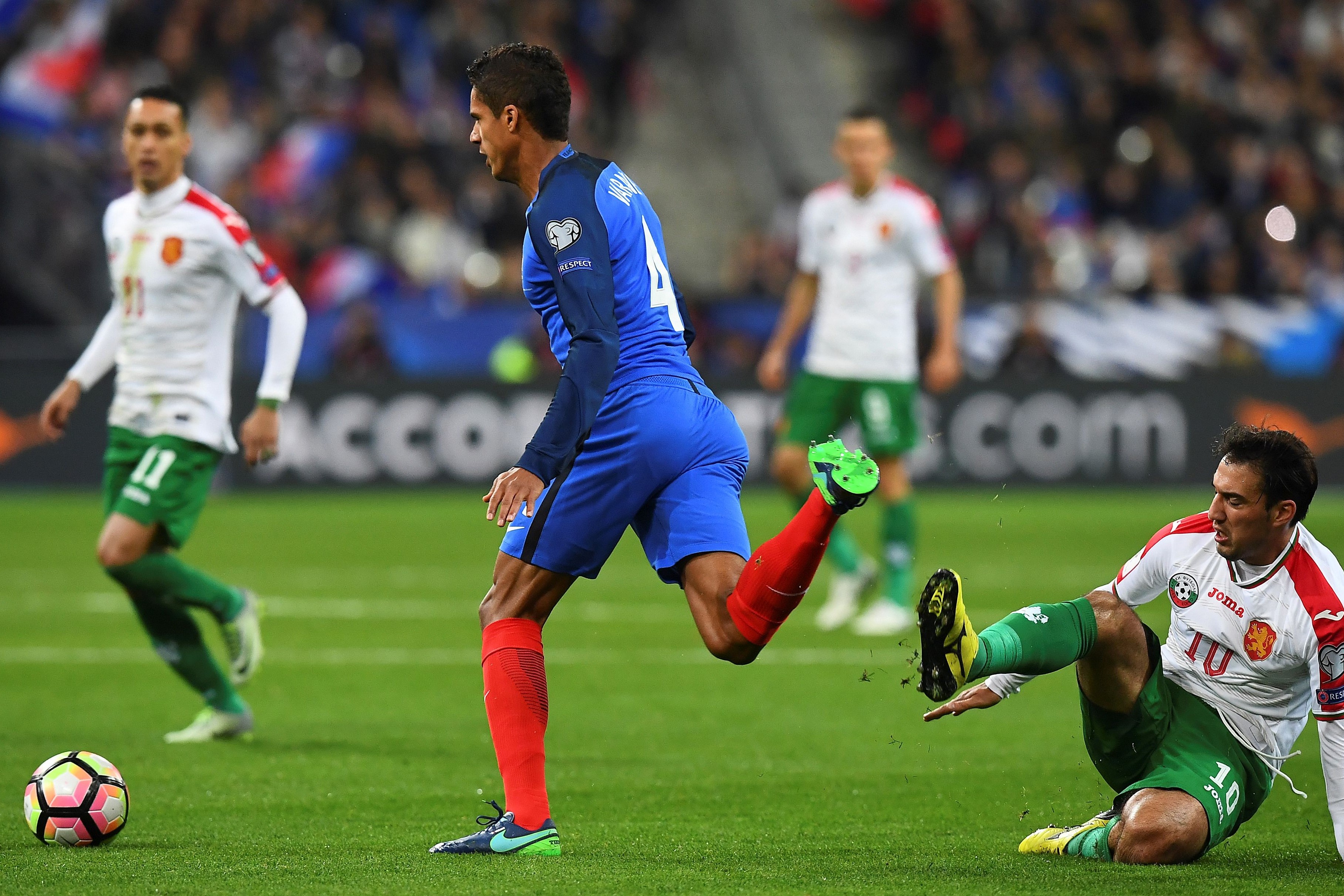Varane en un partido con Francia