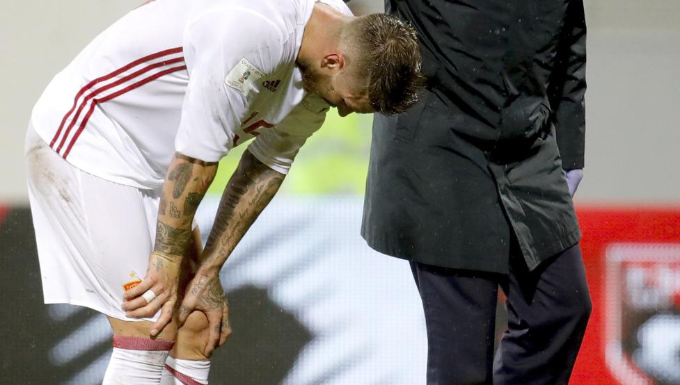 Ramos se duele de su rodilla en el Albania-España