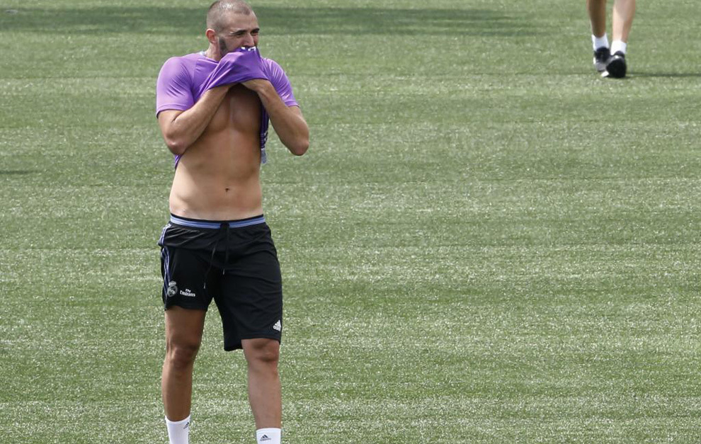 Benzema suda en un entrenamiento del Real Madrid