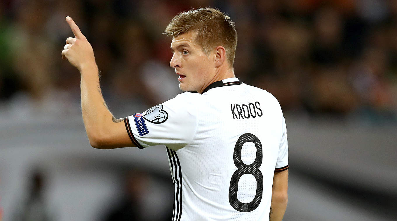 Kroos hace indicaciones en un partido con Alemania